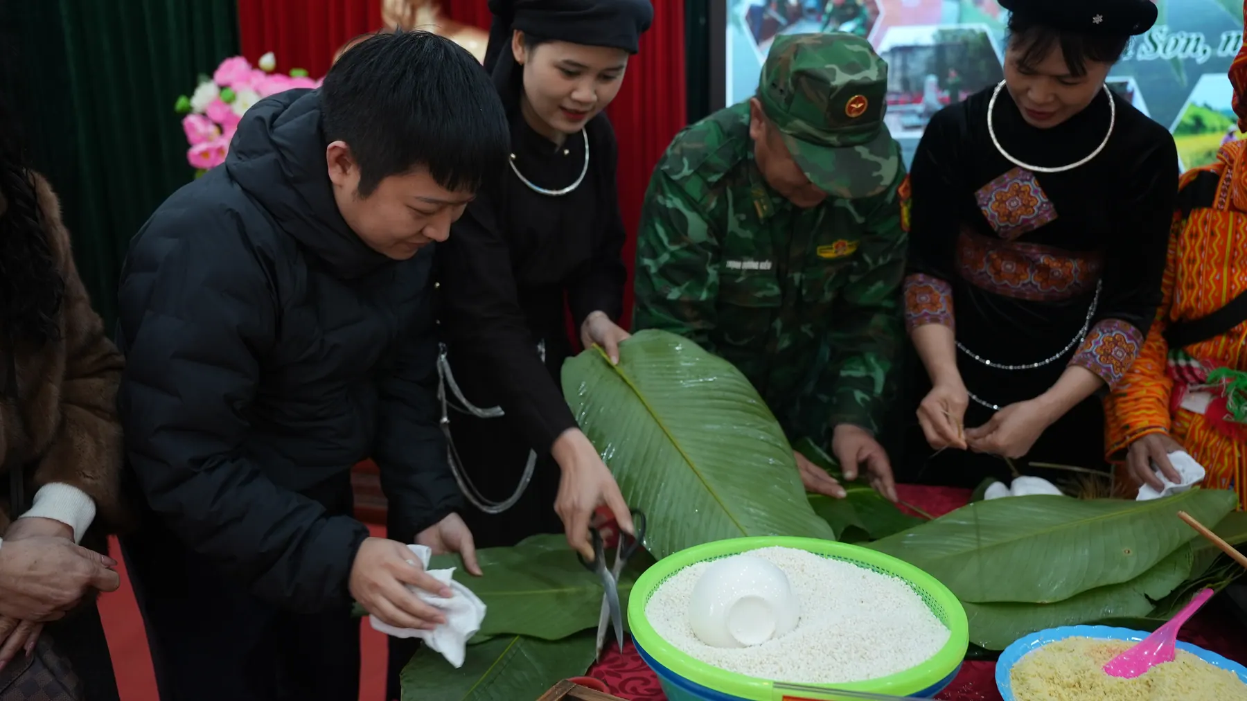 Hoạt động gói bánh cùng người dân trong chương trình Xuân Biên phòng