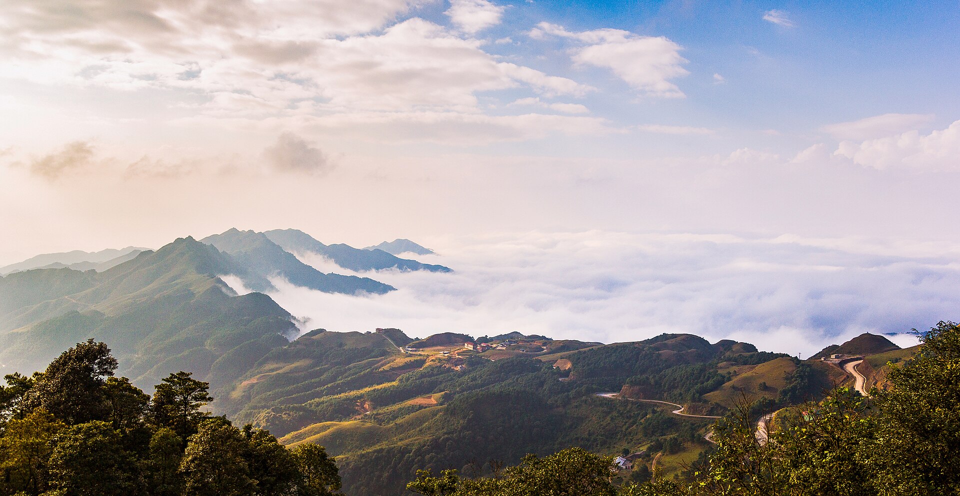 Dãy núi Mẫu Sơn giữa biển mây, ảnh chụp của Minh Chu