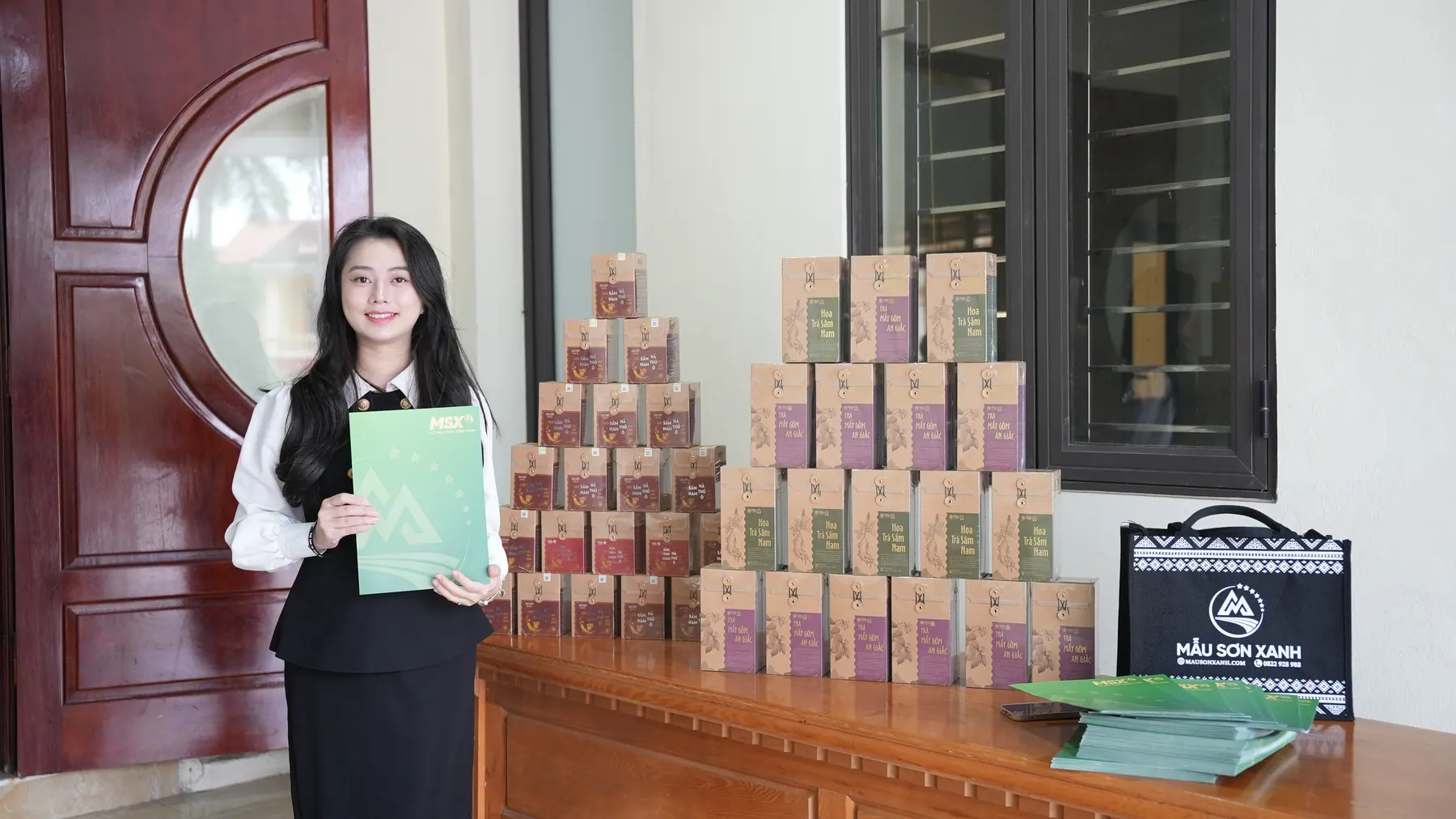 Gian trưng bày sản phẩm Mẫu Sơn Xanh tại hội thảo